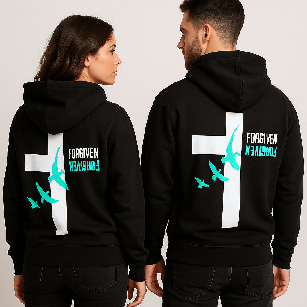 „mann und frau tragen forgiven hoodie mit kreuz und tauben christlicher streetwear look“