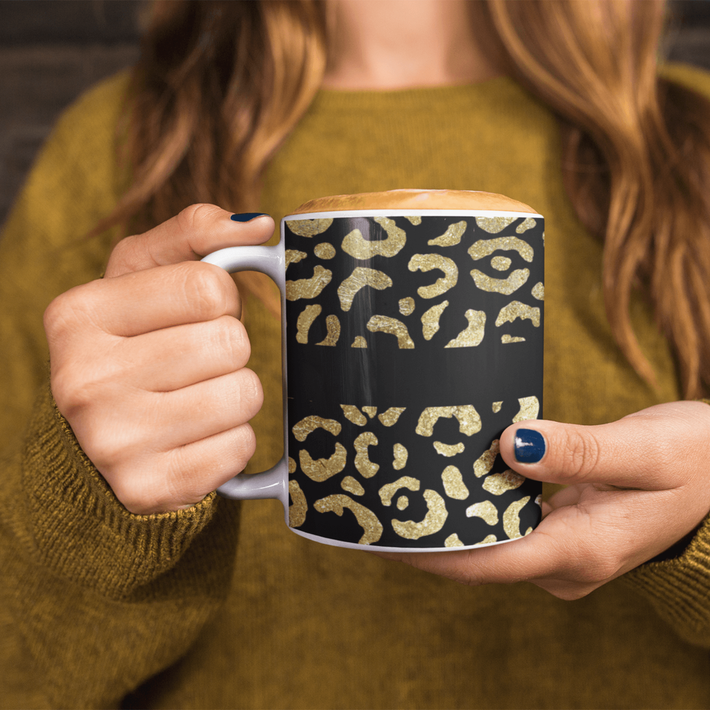 Person hält eine schwarze Leopardenmuster Tasse aus Premium Keramik
